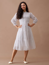 Tunique blanche à col bateau en crêpe de mousseline à pois avec veste